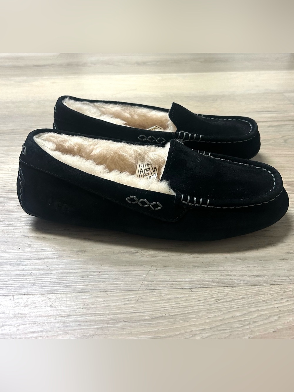 UGG Slippers Ansley Womens Sz 8 Moccasin Sheepskin Black Suede Slip On Comfort - Picture 2 of 16